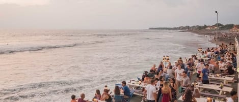 在海灘附近