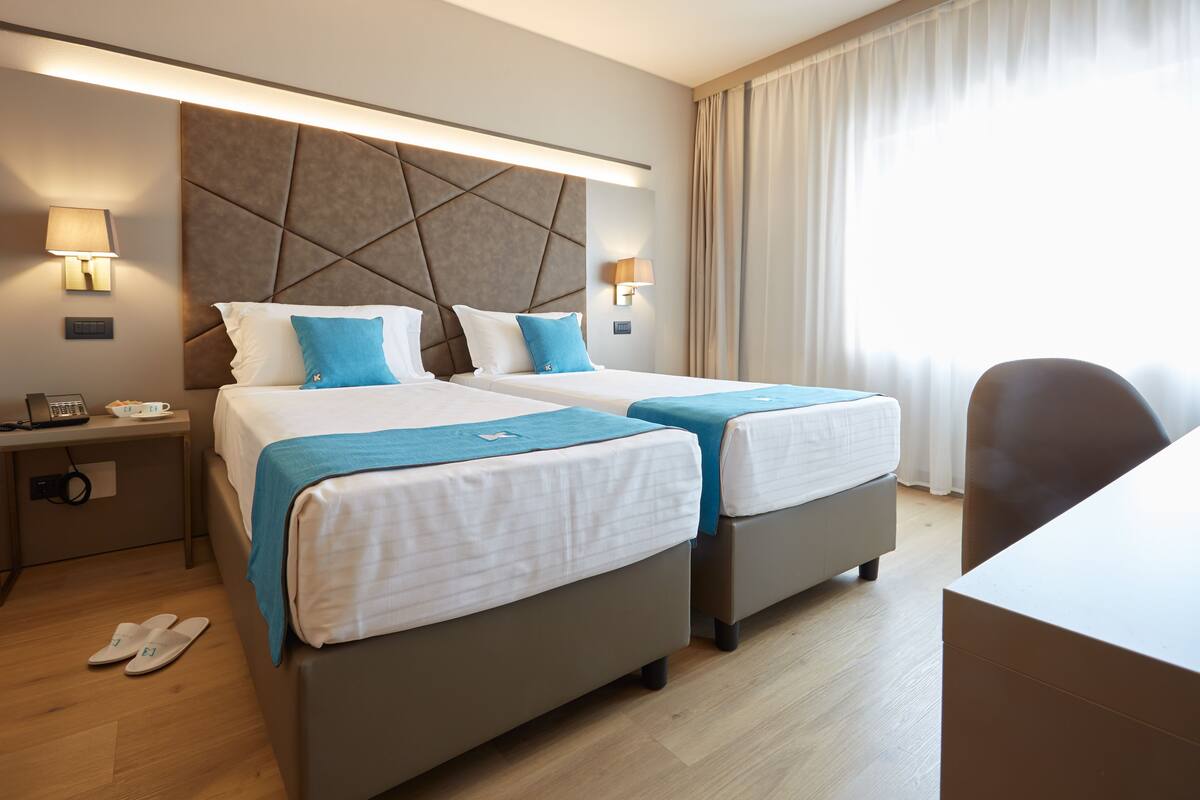 twin room | 1 bedroom, in-room safe, desk, laptop workspace