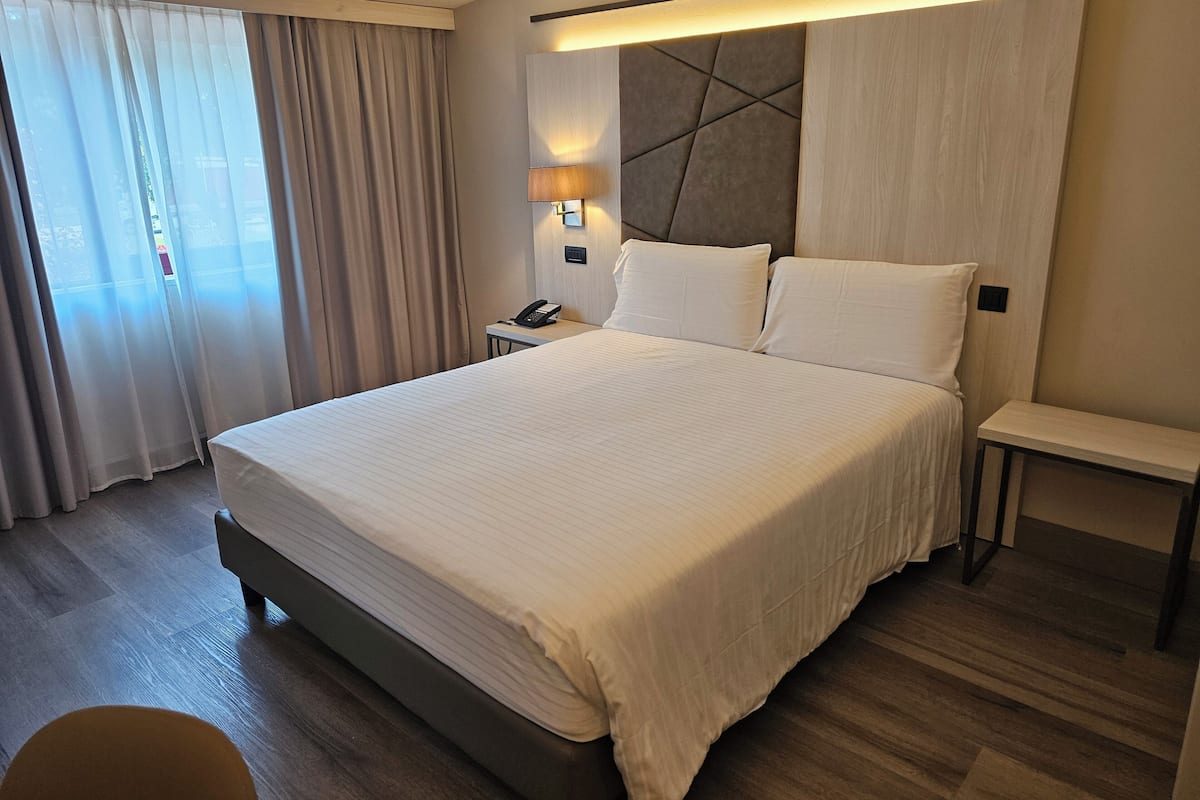 1 habitación, caja de seguridad en la habitación y escritorio
