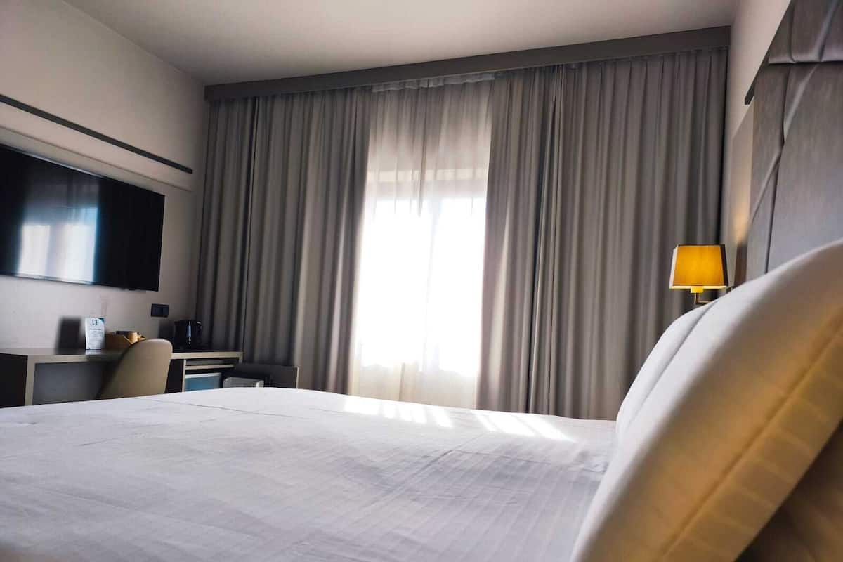 Habitació, 1 llit de matrimoni | 1 dormitori, caixa forta a l'habitació i escriptori