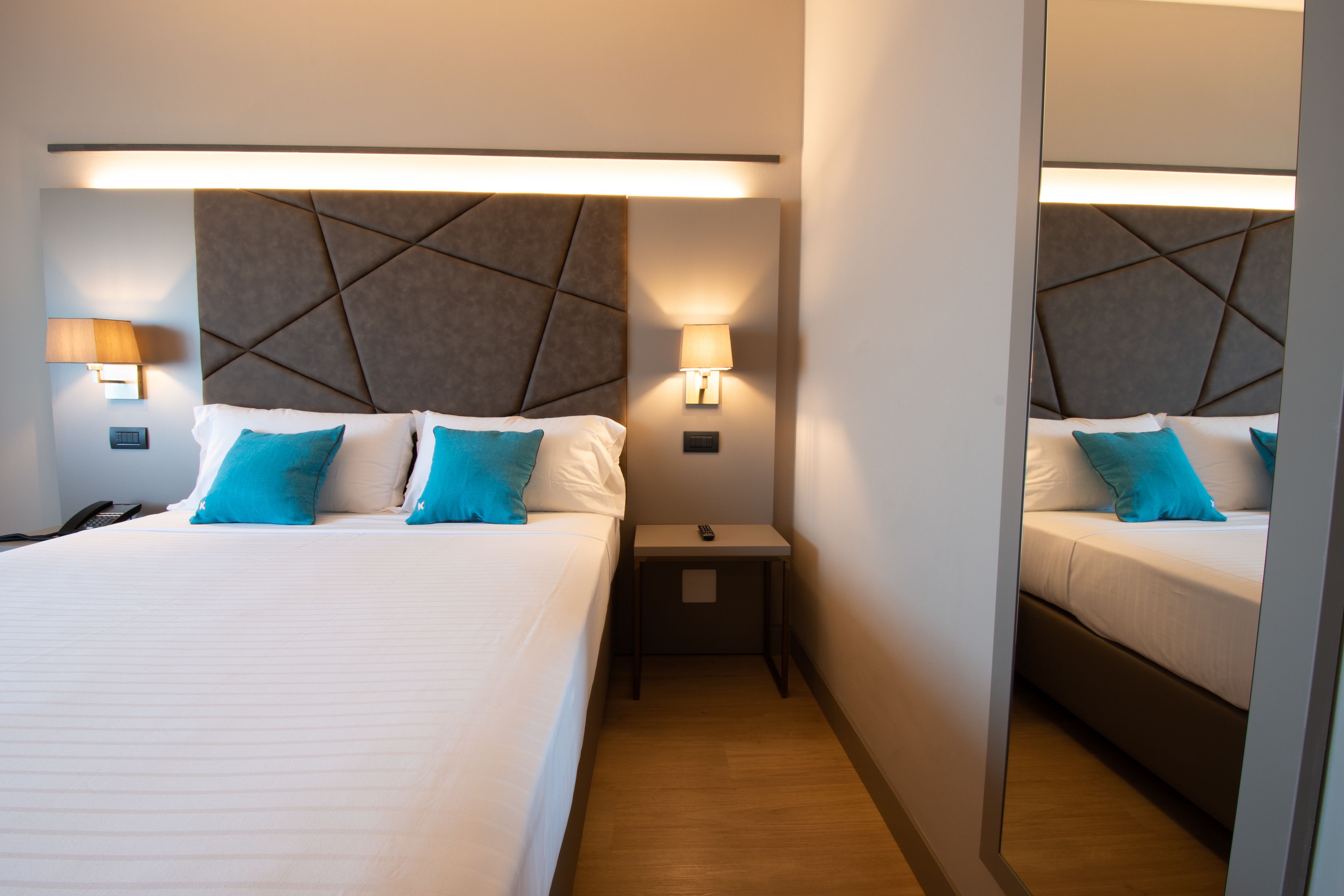 standard double room | 1 bedroom, in-room safe, desk, laptop workspace