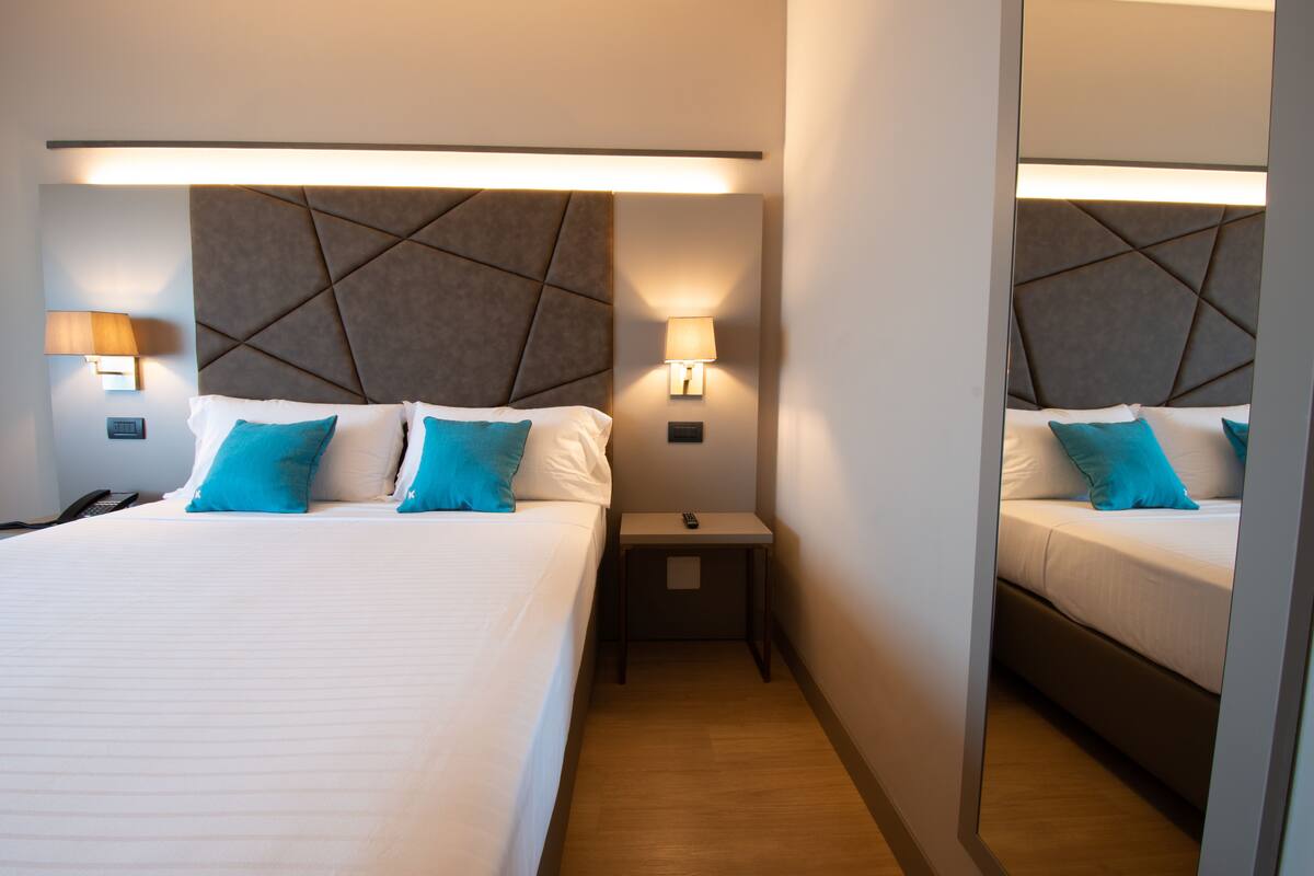 standard double room | 1 bedroom, in-room safe, desk, laptop workspace