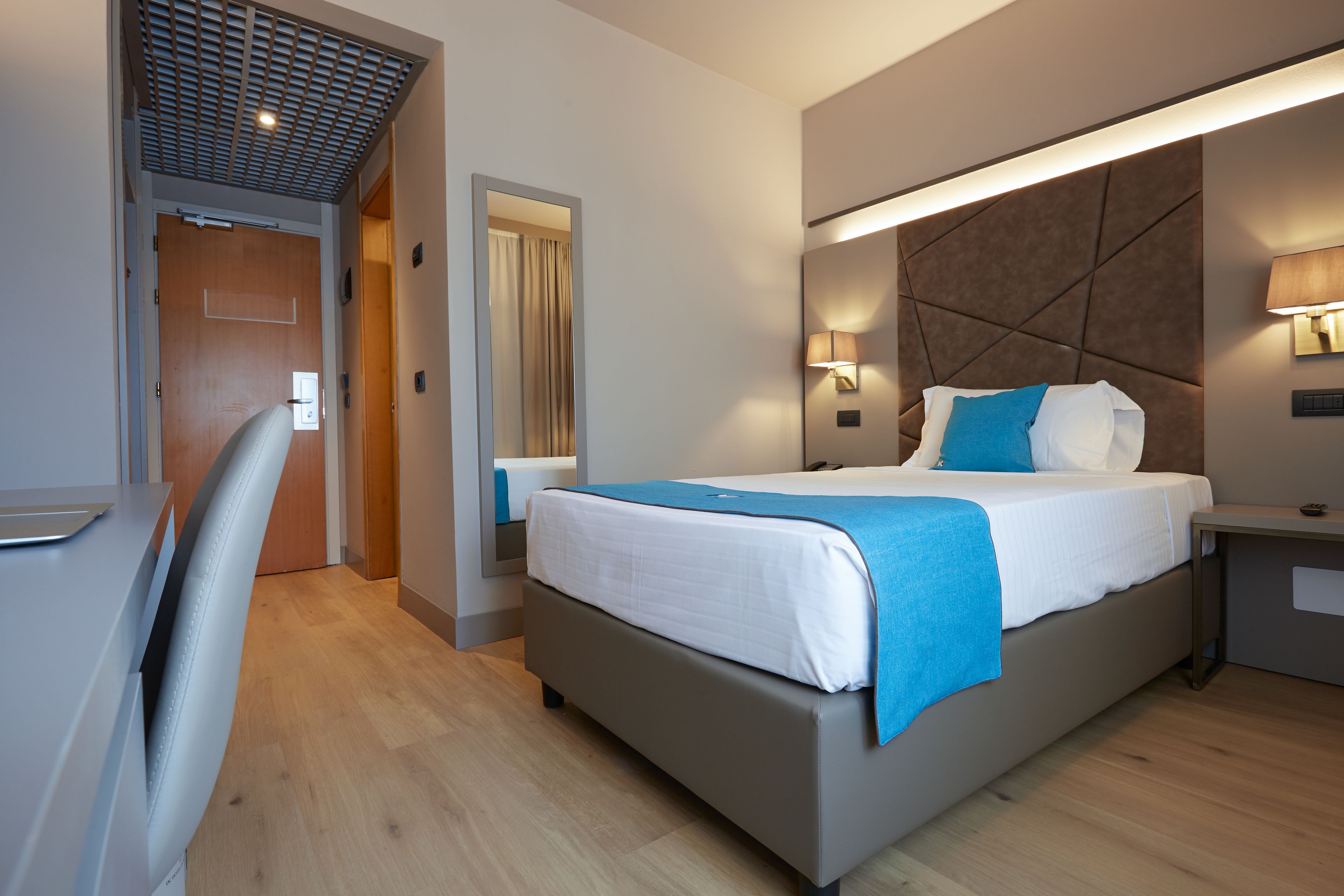 Camera singola | Una cassaforte in camera, una scrivania, postazione laptop