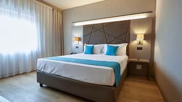 Doppia Standard | Una cassaforte in camera, una scrivania, postazione laptop