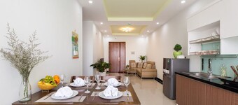 Lakeside, seafront comfort Apartment