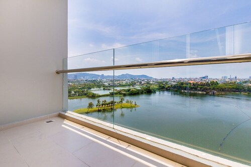 Lakeside, seafront comfort Apartment