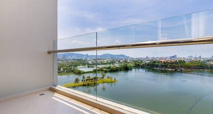 Lakeside, seafront comfort Apartment