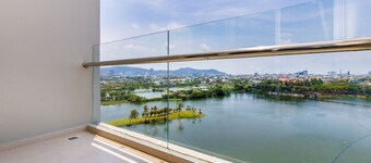 Lakeside, seafront comfort Apartment