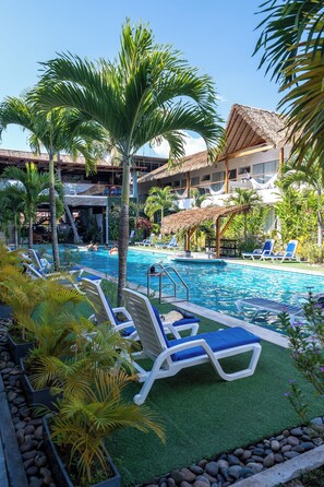 Outdoor pool, pool umbrellas, pool loungers - Las Hamacas Hotel - Sauce (Sauce)