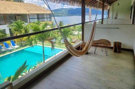 迷你吧、客房内保险箱、办公桌、笔记本电脑工作区