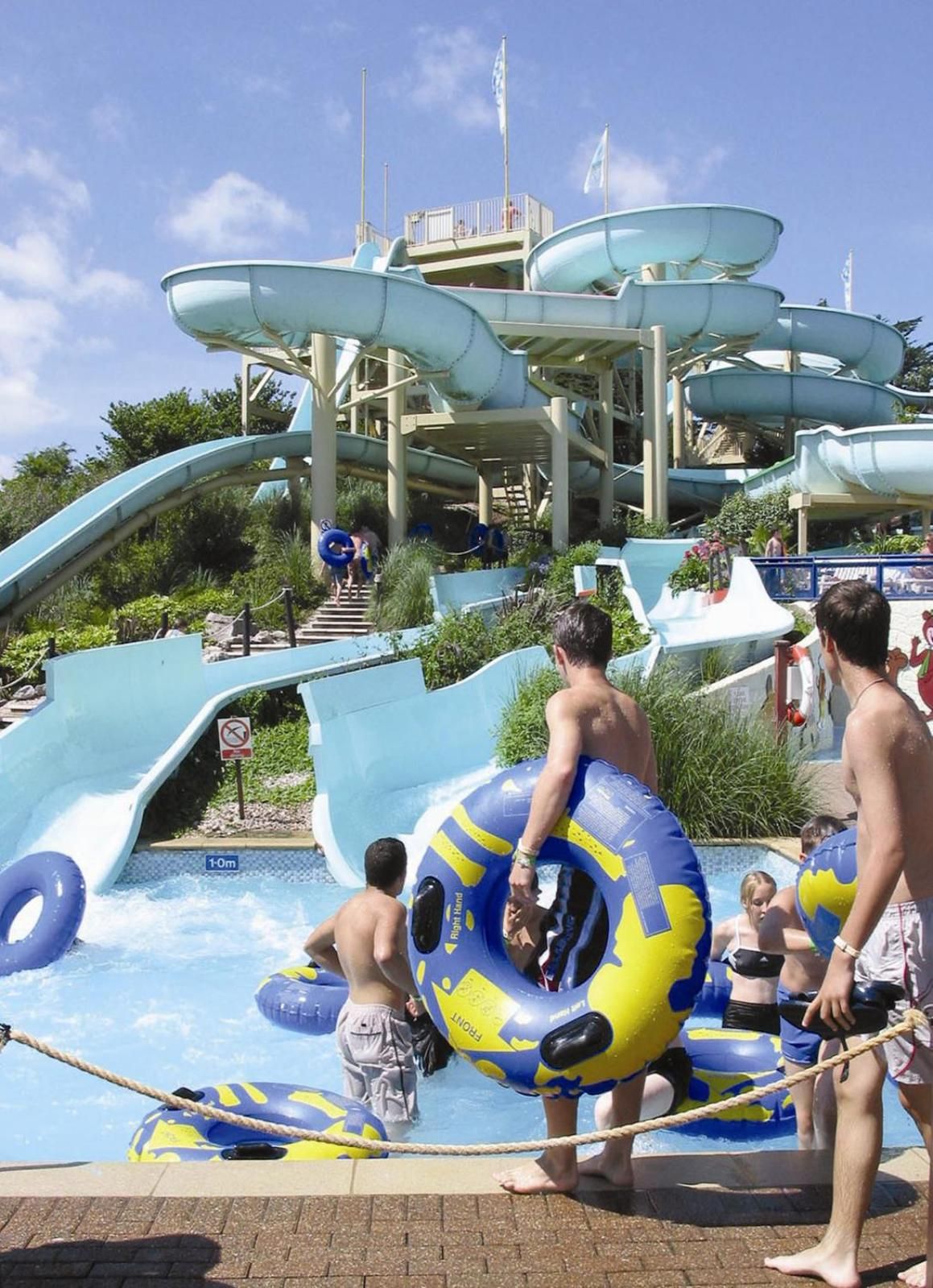 Ein Wasserpark mit mehreren Rutschen und Schwimmbecken.