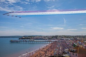 A beach with a crowd, a pier, and a clear sky. - Rosemead Guest house (Paignton)