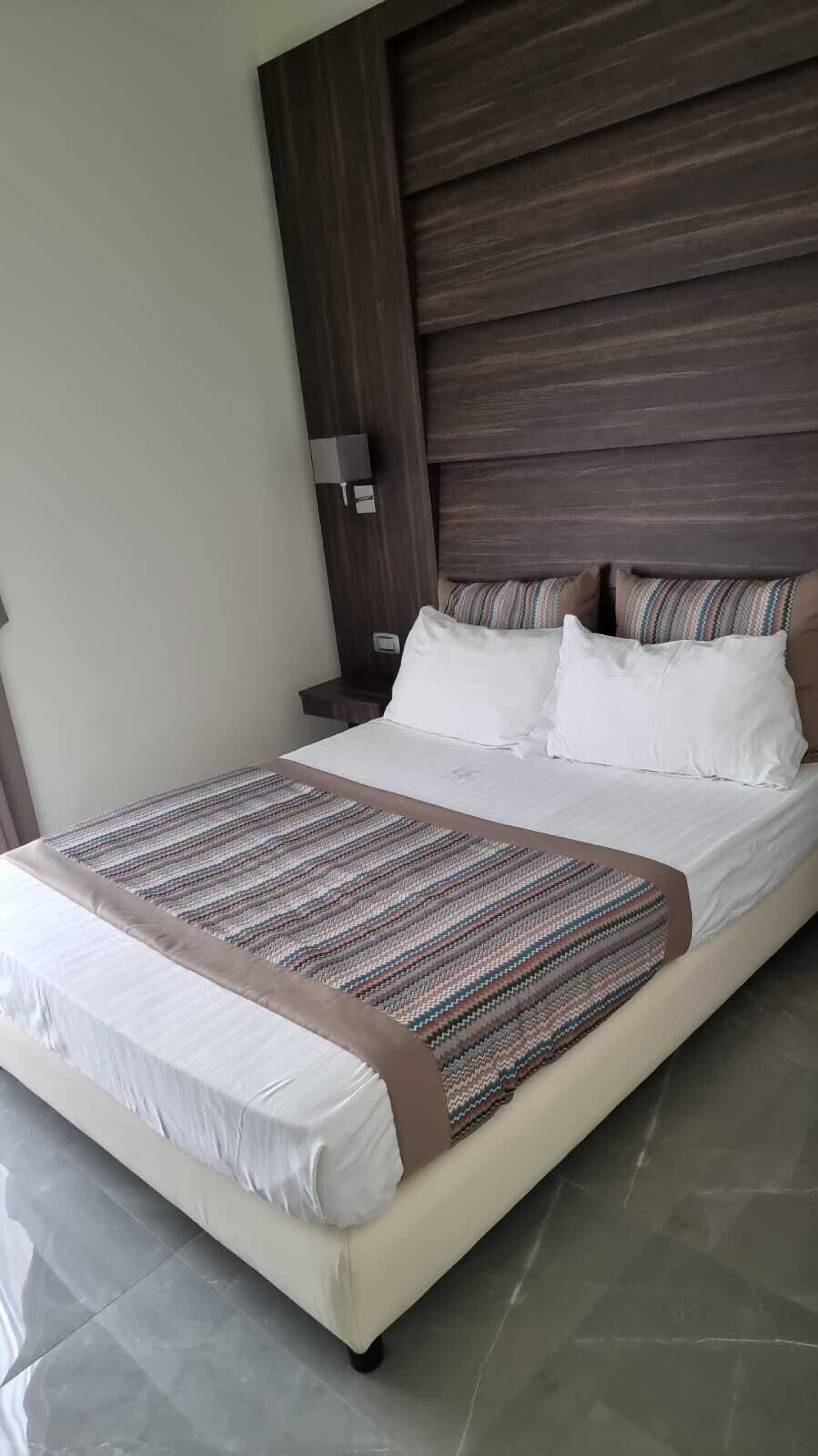 single room | 1 bedroom, minibar, in-room safe, soundproofing