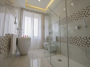 Suite | Badkamer | Een aparte badkuip en douche, gratis toiletartikelen, een haardroger