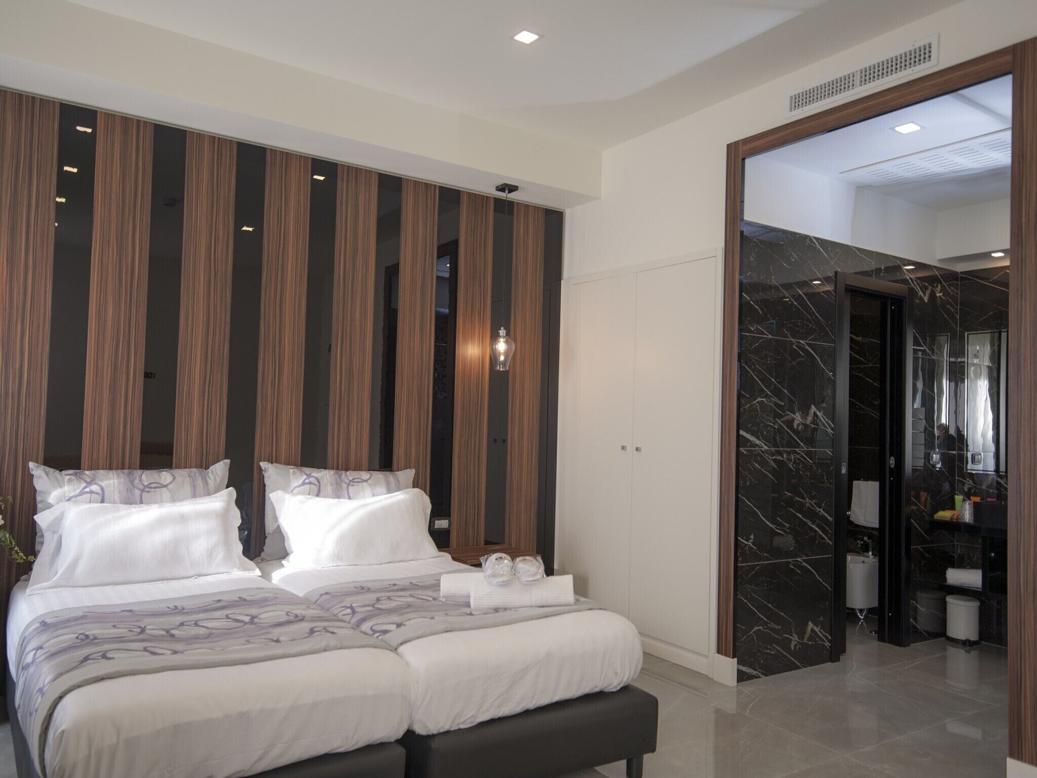 deluxe double room | 1 bedroom, minibar, in-room safe, soundproofing