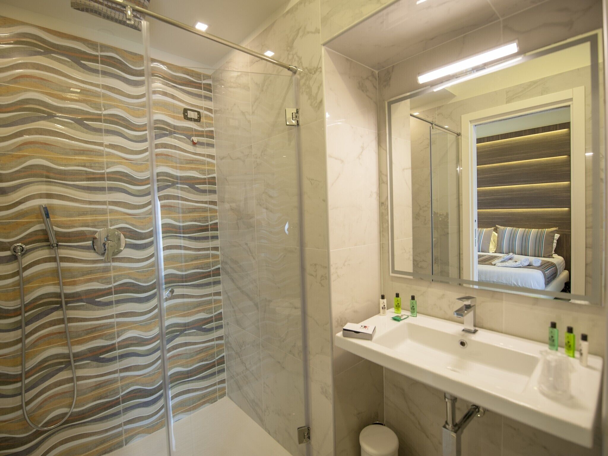 classic double room | bathroom | separate bathtub and shower, free toiletries, hair dryer, bidet