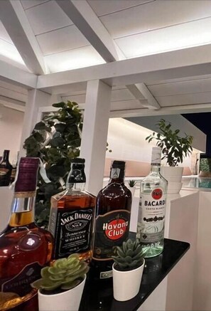 Bar en bord de piscine