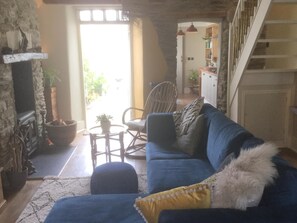 32-inch flat-screen TV with premium TV channels, Smart TV - Bambu Cottage (Newquay)