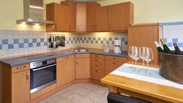 House, 5 Bedrooms | Private kitchen | Fridge, oven, stovetop, dishwasher