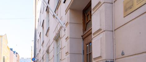 Une rue étroite, bordée de bâtiments des deux côtés.