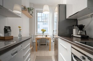 Refrigerador con freezer, horno, placa de cocina, lavavajillas