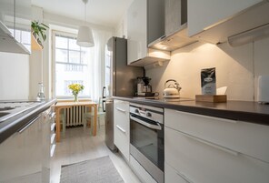 Refrigerador con freezer, horno, placa de cocina, lavavajillas