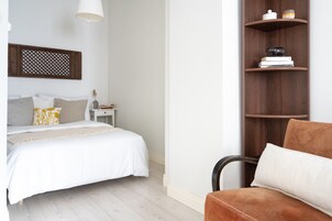 Escritorio, wifi gratis y ropa de cama 