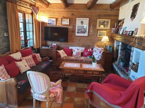 TV, DVD player, books, stereo - Authentic chalet. (Huez)