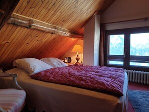 3 bedrooms, iron/ironing board, WiFi, bed sheets - Authentic chalet. (Huez)