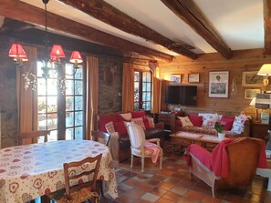 TV, DVD player, books, stereo - Authentic chalet. (Huez)