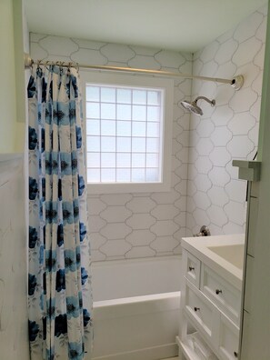 Towels - BUNGALOW, SLEEPS 8, WALK TO BEACH IN THREE MINUES (Virginia Beach)