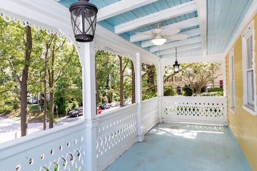 KEY WEST INSPIRED 5 BEDROOM HOME. 4 MINUTE WALK TO BEACH & BOARDWALK