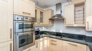 House, 3 Bedrooms | Private kitchen | Full-sized fridge, microwave, oven, stovetop