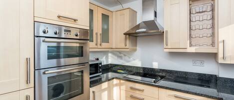 House, 3 Bedrooms | Private kitchen | Full-sized fridge, microwave, oven, stovetop