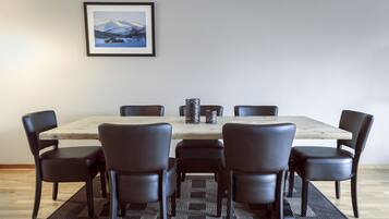Family Apartment, 3 Bedrooms | In-room dining