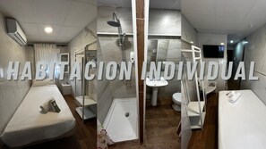 Bathtub dan shower terpisah, bathtub dengan aliran air,  dan handuk