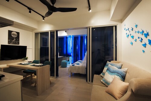 AZURE BEACH VIBE UNIT;25MBPS WIFI ;NETFLIX &EVPAD TV SET
