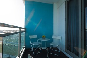 Outdoor dining - AZURE BEACH VIBE UNIT;25MBPS WIFI ;NETFLIX &EVPAD TV SET (Parañaque)