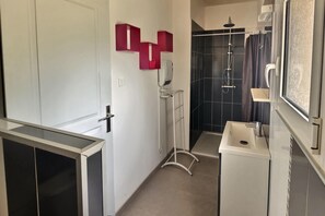 Cottage (Les Pins) | Bathroom | Shower, towels, toilet paper