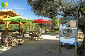 Área de juegos infantiles al aire libre