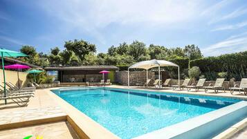 Piscine extérieure (ouverte en saison), parasols de plage