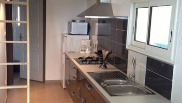 Cottage (Les Pins) | Dapur pribadi | Lemari es besar, ketel listrik, dan pemanggang roti