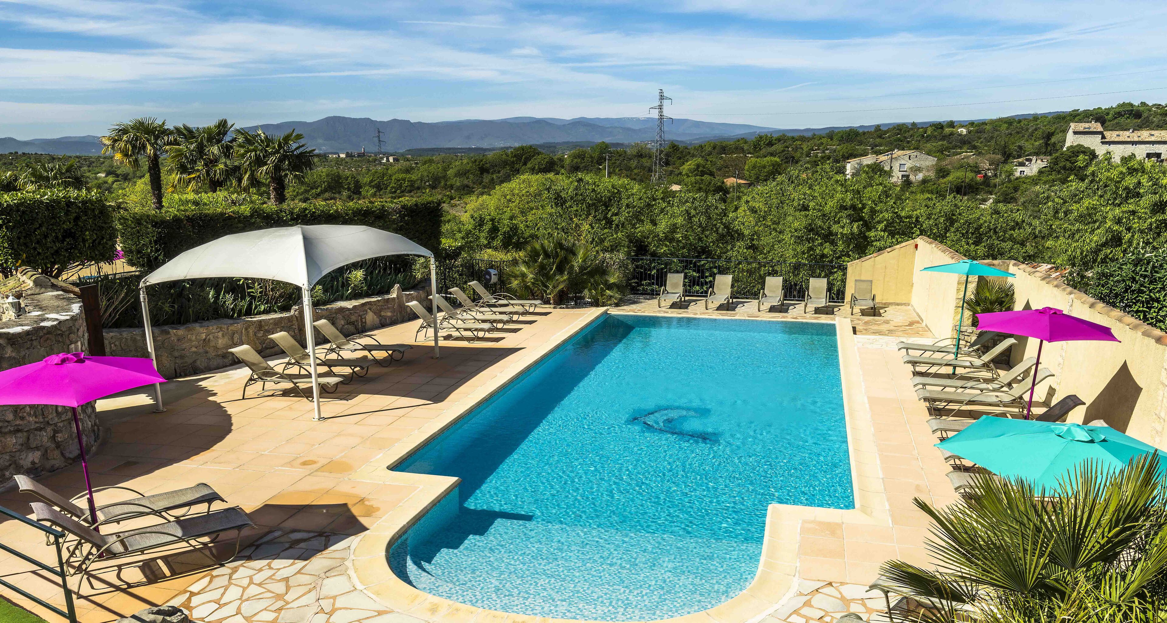 季节性开放的室外游泳池，10:00 至 20:00 开放，池畔遮阳伞，日光浴躺椅