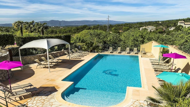 Seasonal outdoor pool, open 10:00 AM to 8:00 PM, pool umbrellas - Mas de la Bastide (Joyeuse)