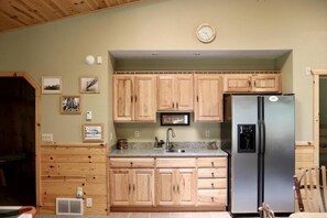 Fridge, microwave, oven, dishwasher - Vacationland Lodge Su (Lewiston)