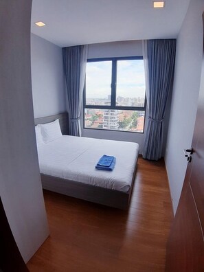 Free minibar, blackout curtains, iron/ironing board, free WiFi - Apennines Condominium (Phnom Penh)