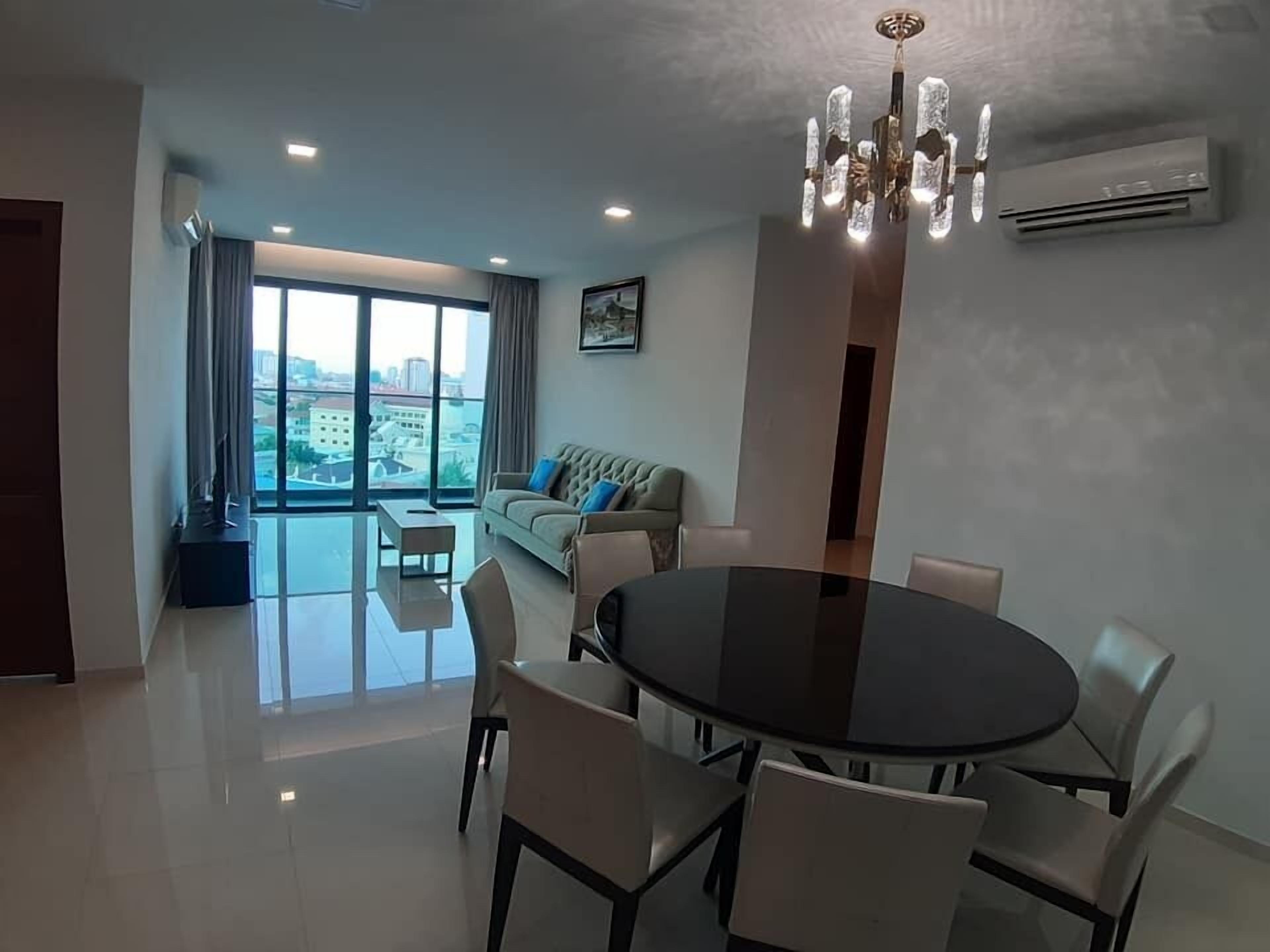 Family 2-Bedroom Apartment Type A | 客室内のダイニングエリア