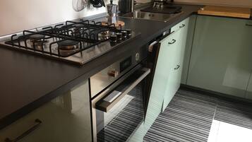 Kühlschrank, Mikrowelle, Ofen, Herdplatte