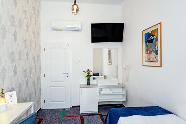 Single Room | Desk, blackout curtains, free WiFi, bed sheets