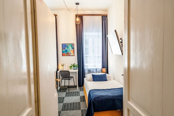 Escritorio, cortinas blackout, wifi gratis y ropa de cama